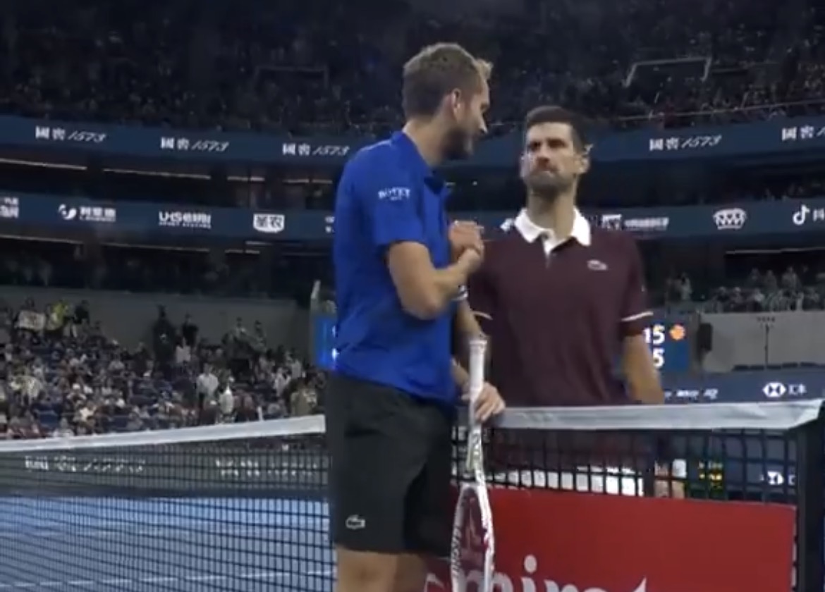 Clamoroso a Pechino: Medvedev squalificato, Djokovic in finale!